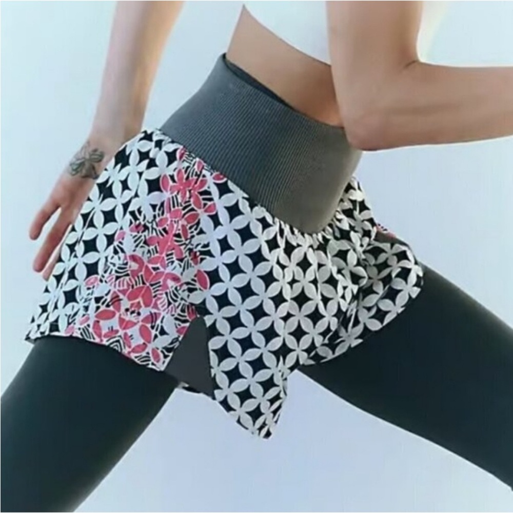 Free People Movement Carpe Diem Geo Printed High Waisted Shorts Size Small NWOT - Picture 2 of 7